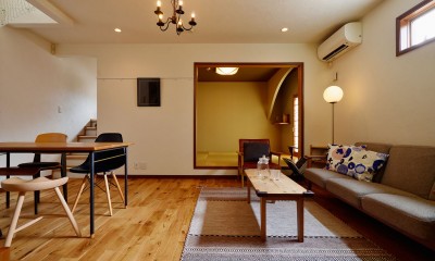 リビングから見た和室と階段｜横浜市S様邸 ～無垢と漆喰～