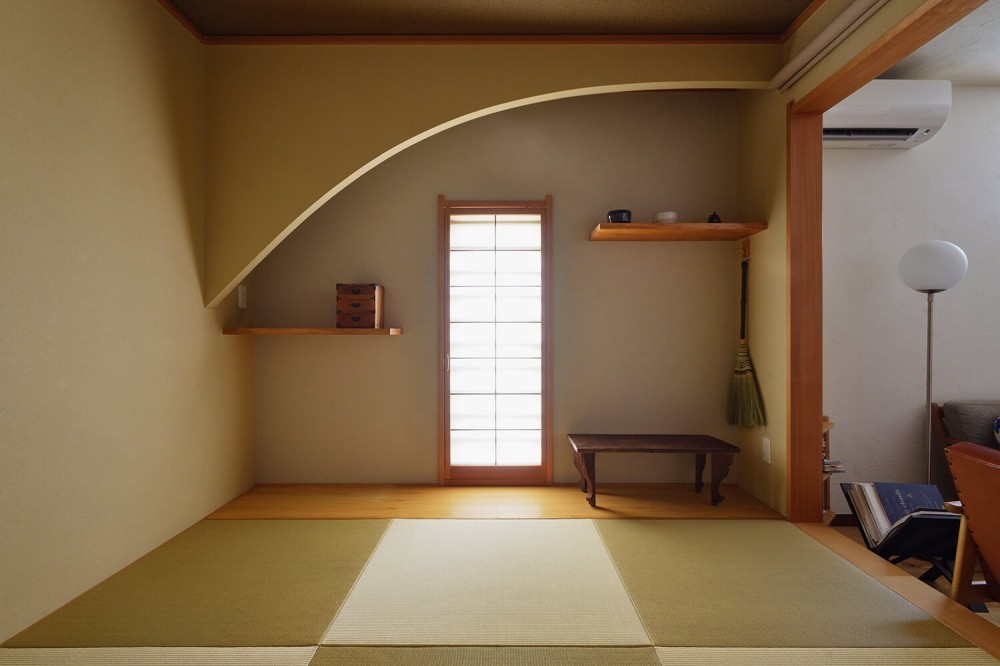 横浜市S様邸 ～無垢と漆喰～ (垂れ壁のあるモダンな和室)