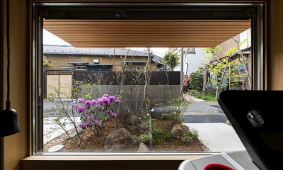 スタジオから庭を見る｜庭見る小居 - ささやかな居場所を散りばめた小さくておおらかな家（見学可能）