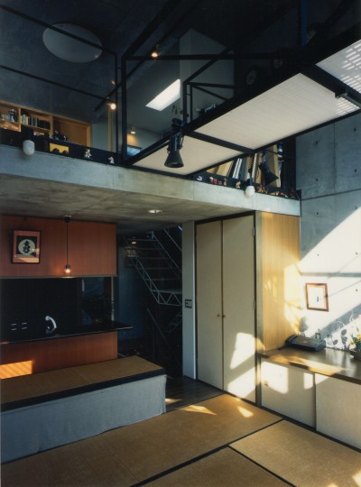２階キッチン (S・H House～コンクリートでちょうどいい距離と関係を保つ左右分離型二世帯住宅～)