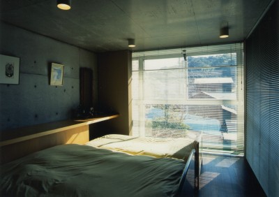 寝室 (S・H House～コンクリートでちょうどいい距離と関係を保つ左右分離型二世帯住宅～)