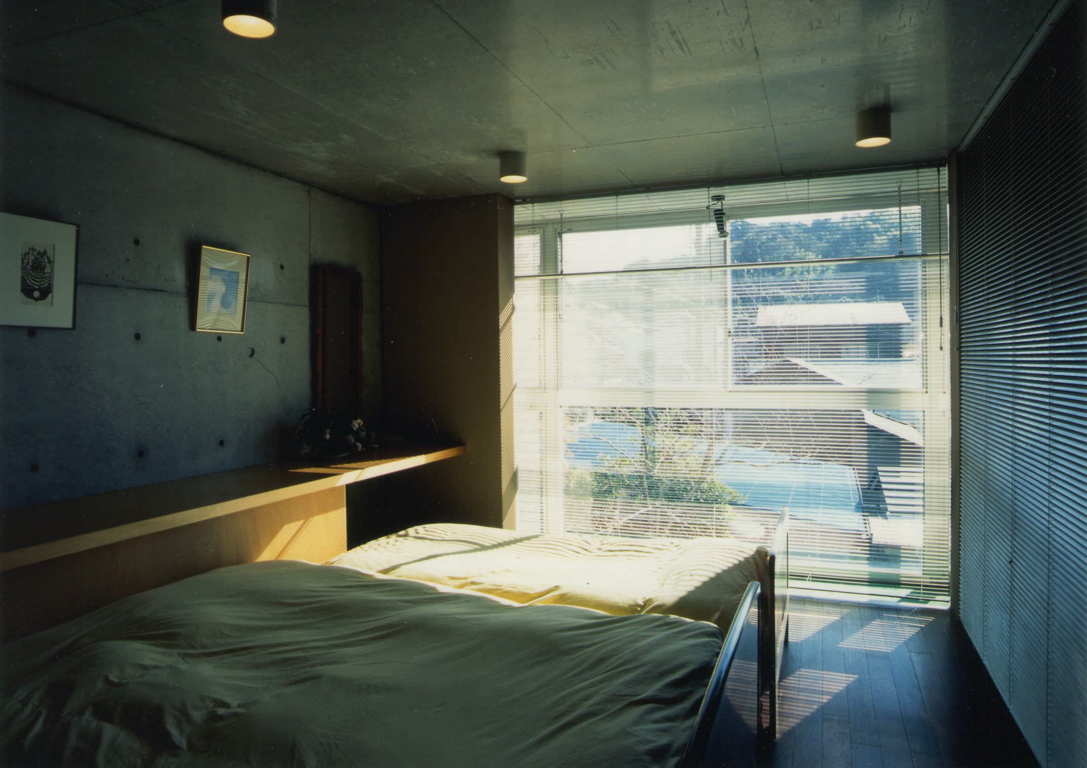 ベッドルーム事例：寝室（S・H House～コンクリートでちょうどいい距離と関係を保つ左右分離型二世帯住宅～）