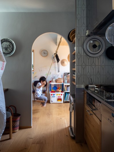 キッチンと子供部屋 (庭見る小居 - ささやかな居場所を散りばめた小さくておおらかな家（見学可能）)
