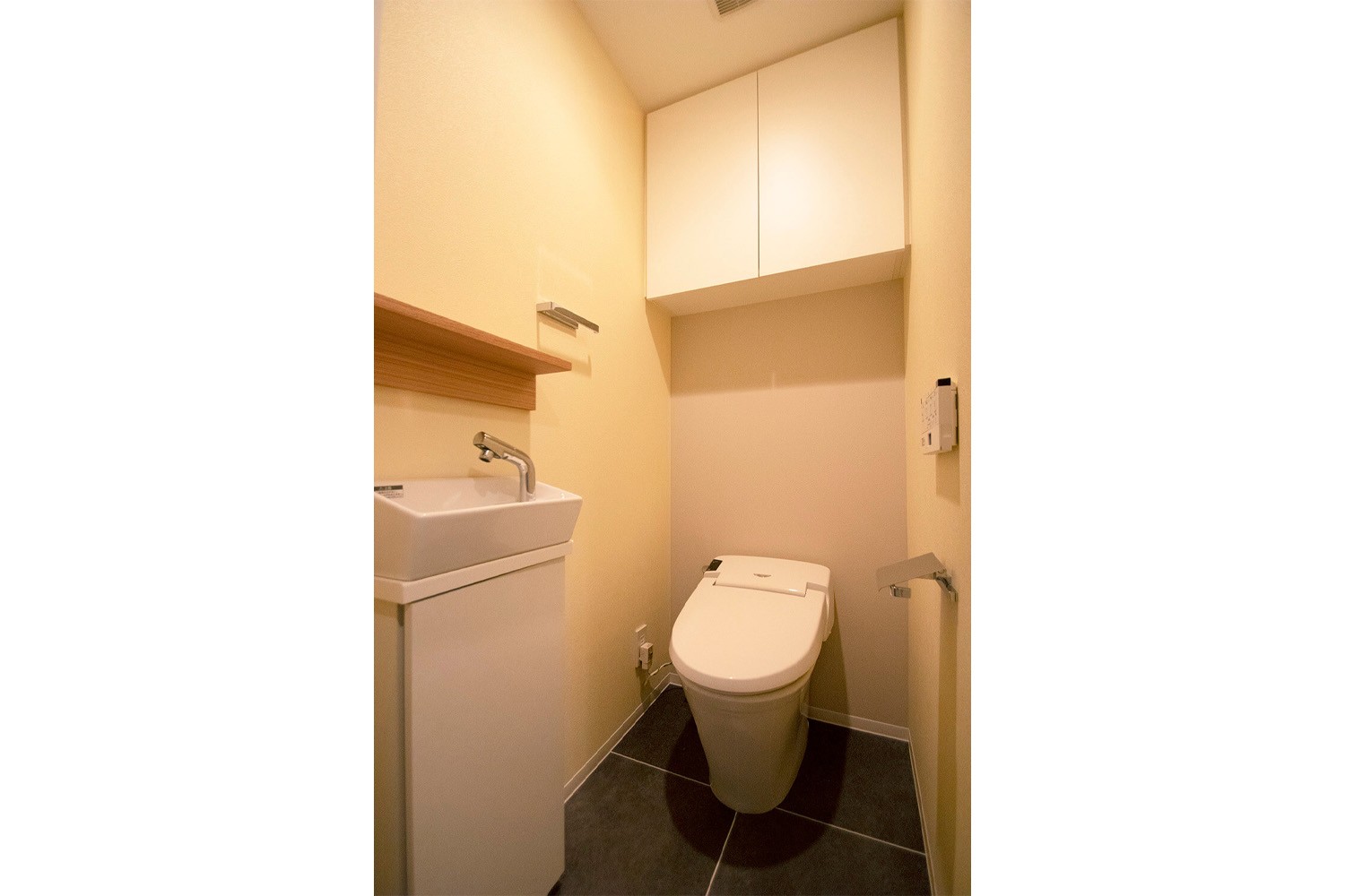 バス/トイレ事例：トイレ（木目の素材感を生かしたナチュラル×ヴィンテージ空間）