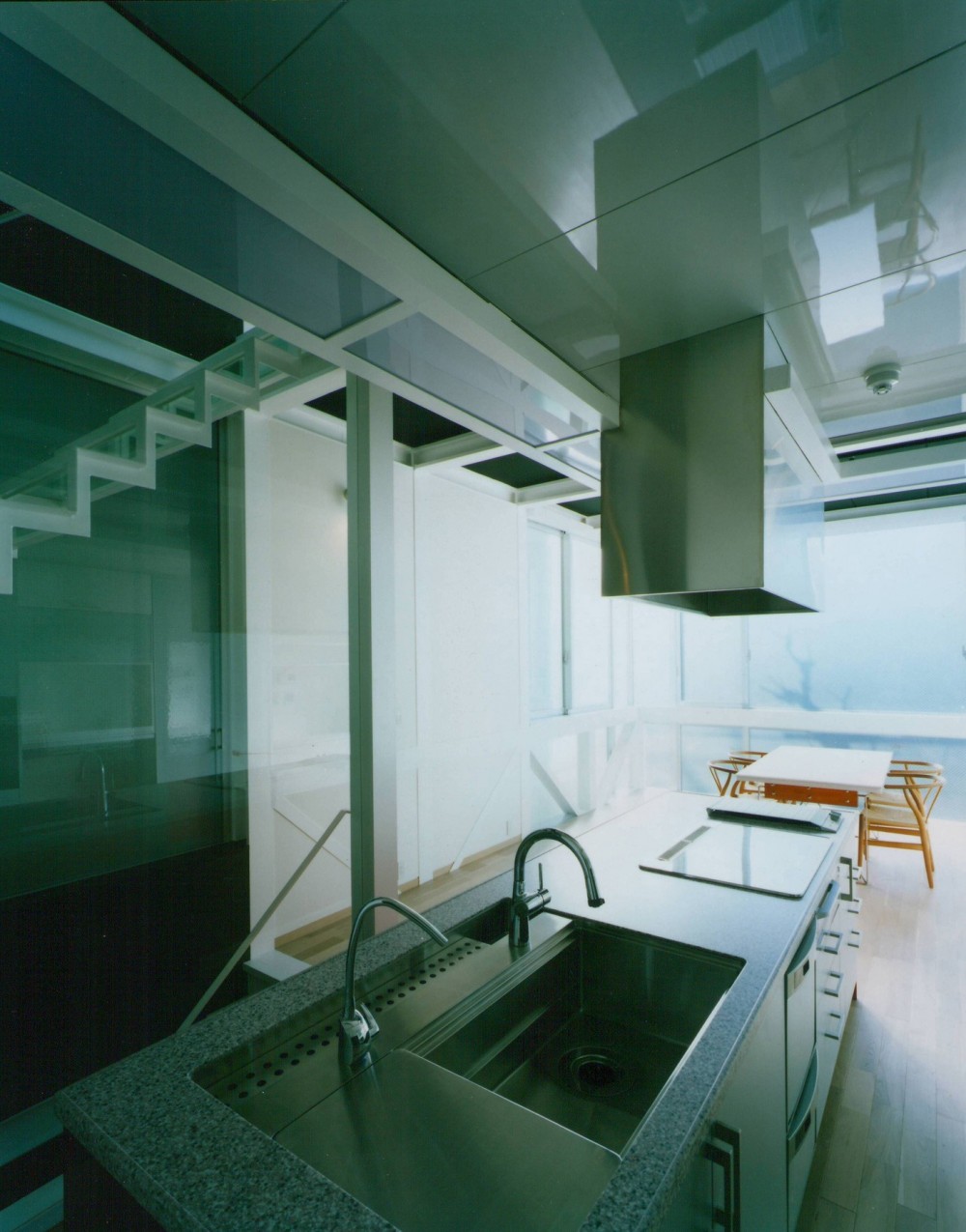 ガラス階段の家～透明ガラス階段が家中に光をとどける家～ (２階　キッチン)