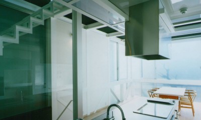 ２階　キッチン｜ガラス階段の家～透明ガラス階段が家中に光をとどける家～