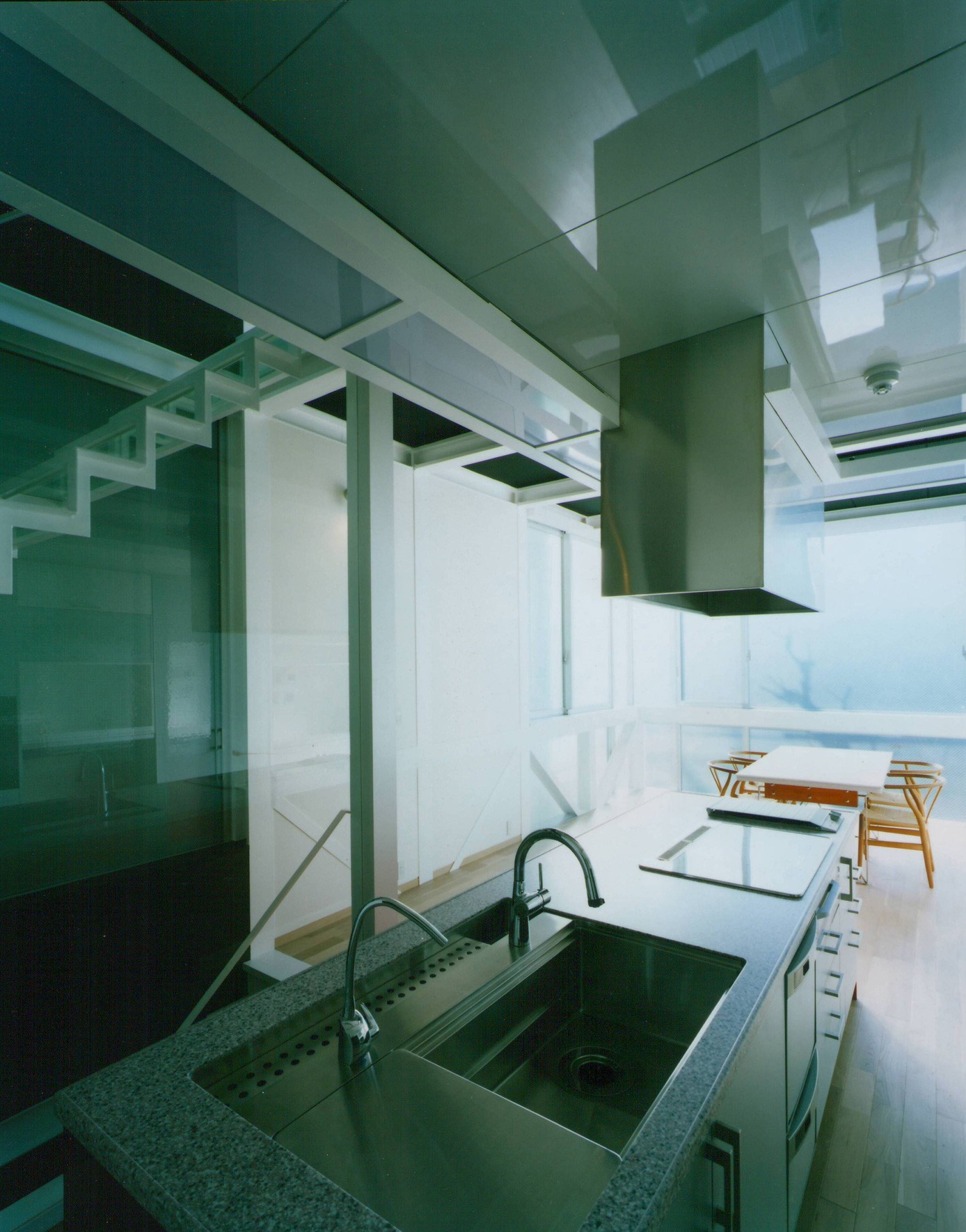 リビングダイニング事例：２階　キッチン（ガラス階段の家～透明ガラス階段が家中に光をとどける家～）