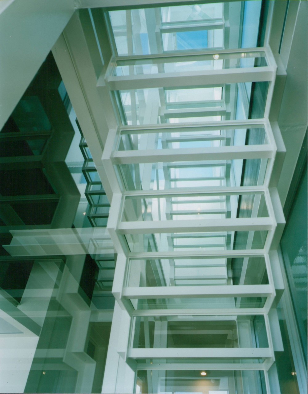 ガラス階段の家～透明ガラス階段が家中に光をとどける家～ (空が見えるガラス階段)