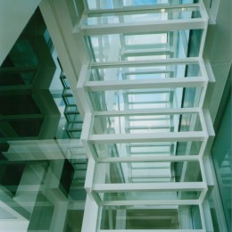ガラス階段の家～透明ガラス階段が家中に光をとどける家～-空が見えるガラス階段