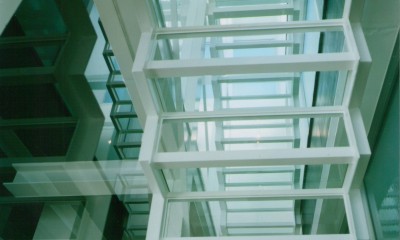 ガラス階段の家～透明ガラス階段が家中に光をとどける家～ (空が見えるガラス階段)