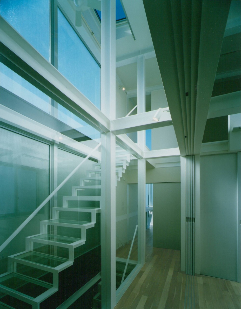 原空間工作所「ガラス階段の家～透明ガラス階段が家中に光をとどける家～」