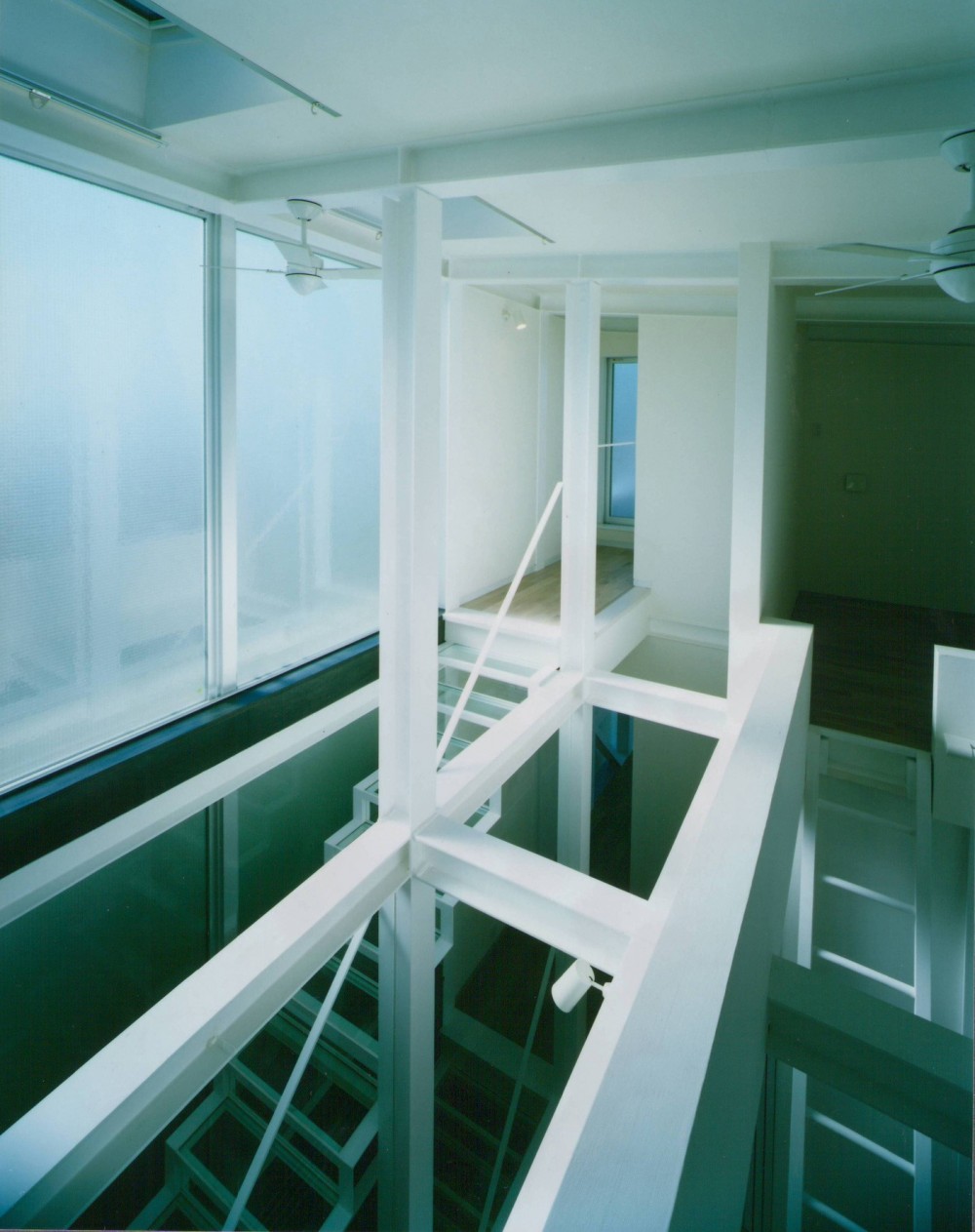ガラス階段の家～透明ガラス階段が家中に光をとどける家～ (ロフト階　吹抜け)