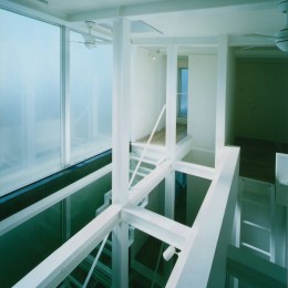 ロフト階　吹抜け (ガラス階段の家～透明ガラス階段が家中に光をとどける家～)
