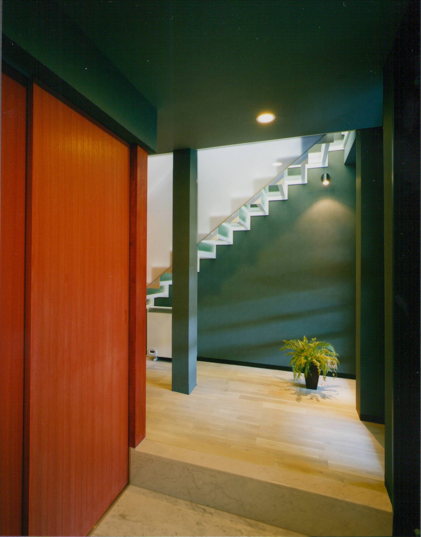 玄関事例：玄関（ガラス階段の家～透明ガラス階段が家中に光をとどける家～）