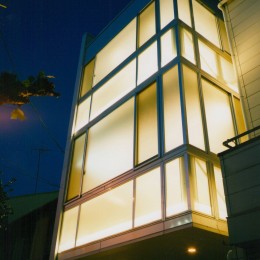 ガラス階段の家～透明ガラス階段が家中に光をとどける家～ (外観（夜景）)