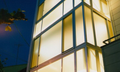 外観（夜景）｜ガラス階段の家～透明ガラス階段が家中に光をとどける家～