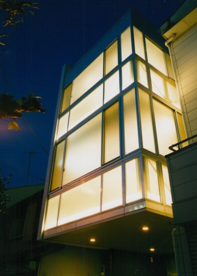 ガラス階段の家～透明ガラス階段が家中に光をとどける家～ (外観（夜景）)