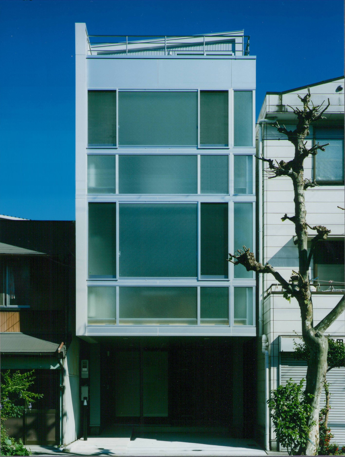 外観事例：西側道路からの外観（ガラス階段の家～透明ガラス階段が家中に光をとどける家～）