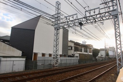 線路側から見た外観 (兵庫県芦屋市打出町 T邸アパートメント〜旗竿地の木造３階建て重層長屋のデザイナーズワンルーム賃貸)