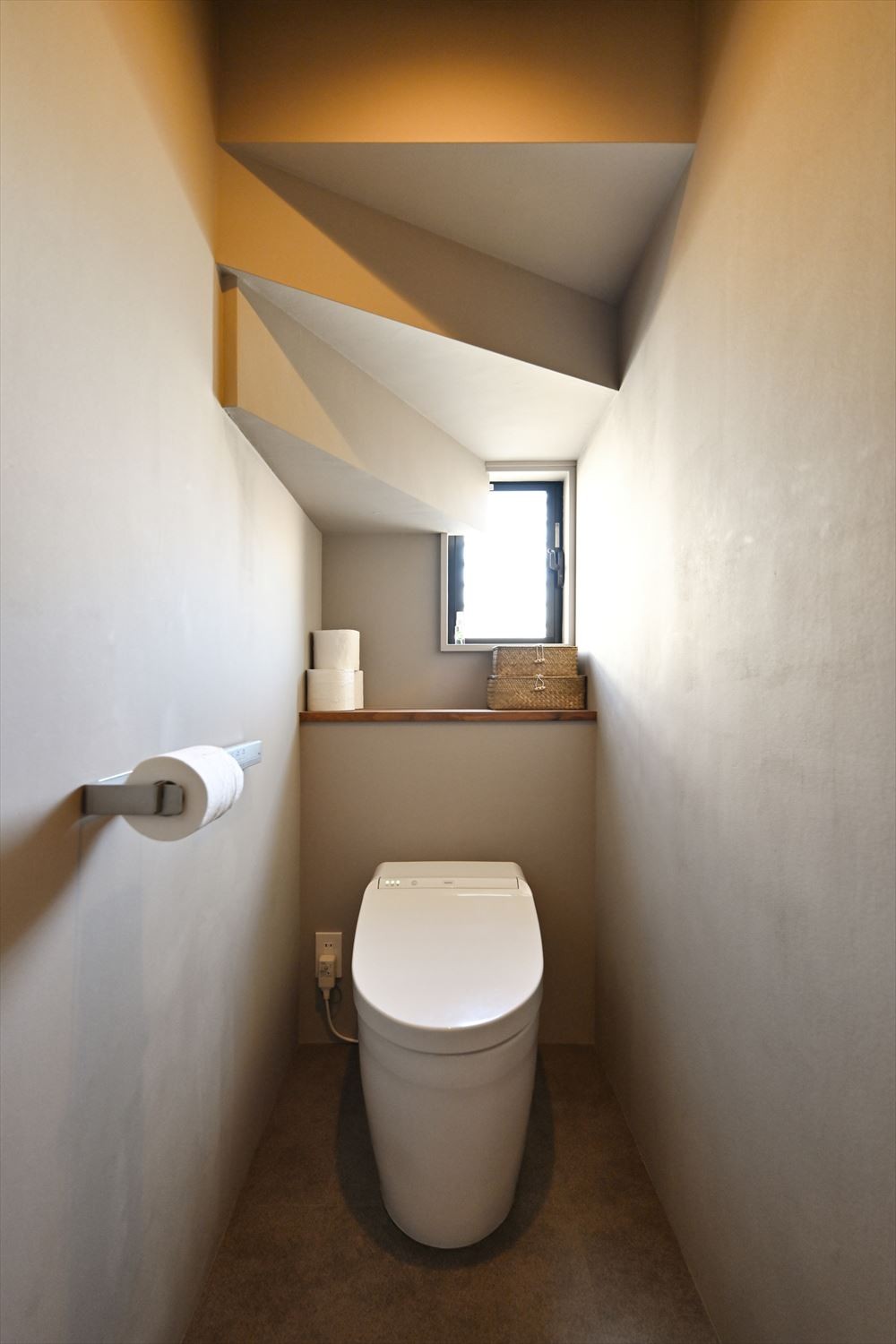 バス/トイレ事例：トイレ（Y様邸＿三角屋根の下で、家族と一緒に過ごす“おうち時間”～心地よい光と息づく自然素材～）