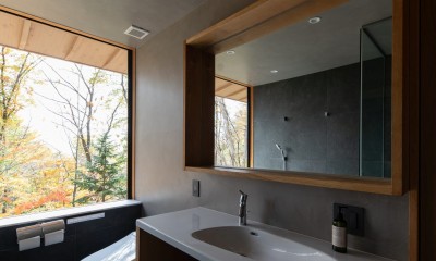 洗面台とトイレ｜森に降りる家　玄関から降りると広がる景色