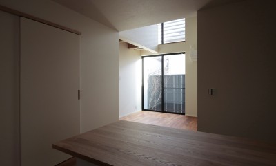 西京区の小さな家／職住一体の、終の棲家 (ダイニングからリビングをみる)