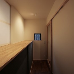 西京区の小さな家／職住一体の、終の棲家 (廊下)