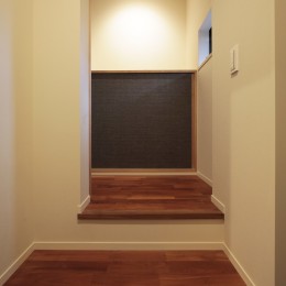 西京区の小さな家／職住一体の、終の棲家 (玄関から廊下へ)