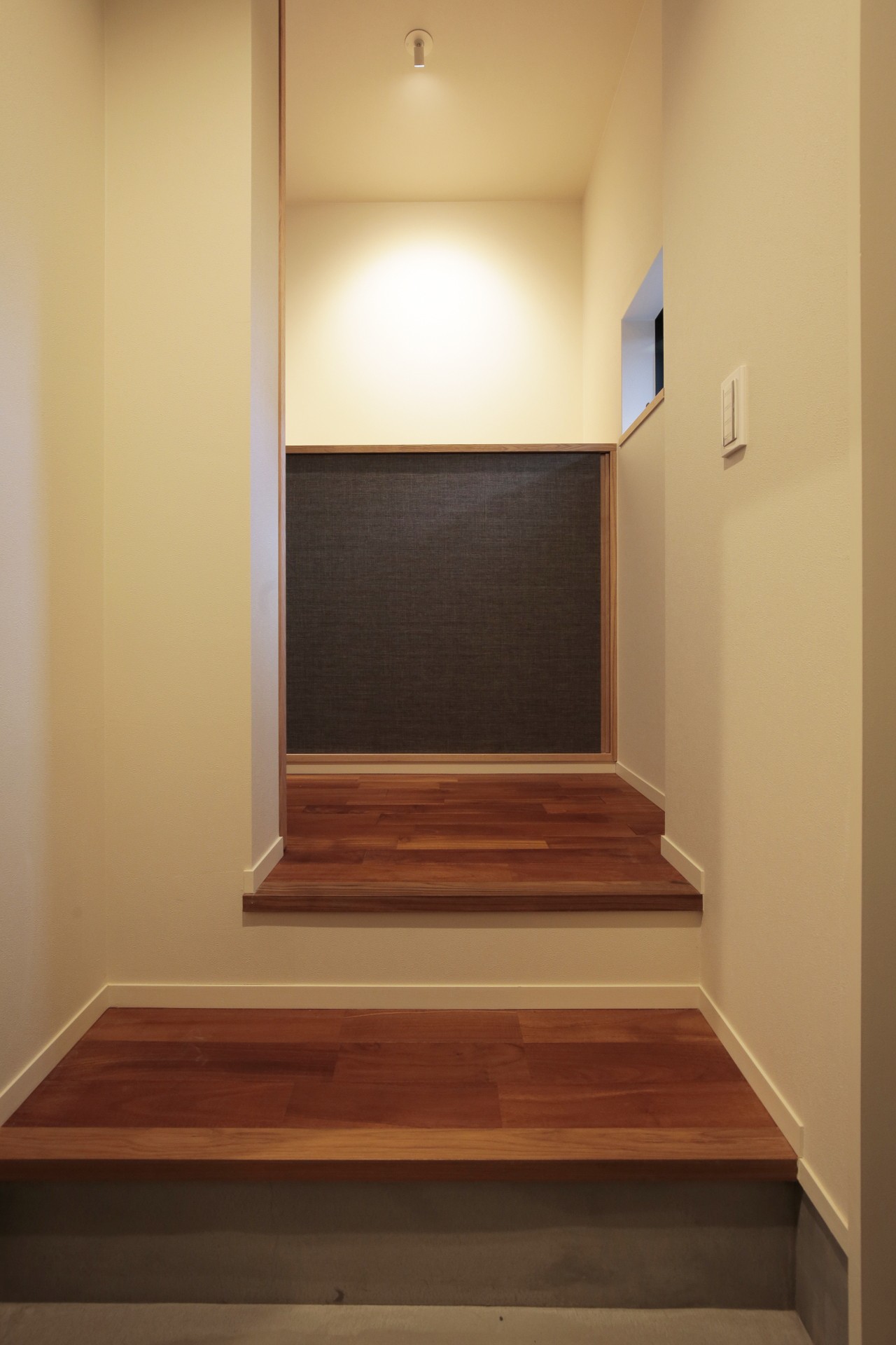 玄関事例：玄関から廊下へ（西京区の小さな家／職住一体の、終の棲家）