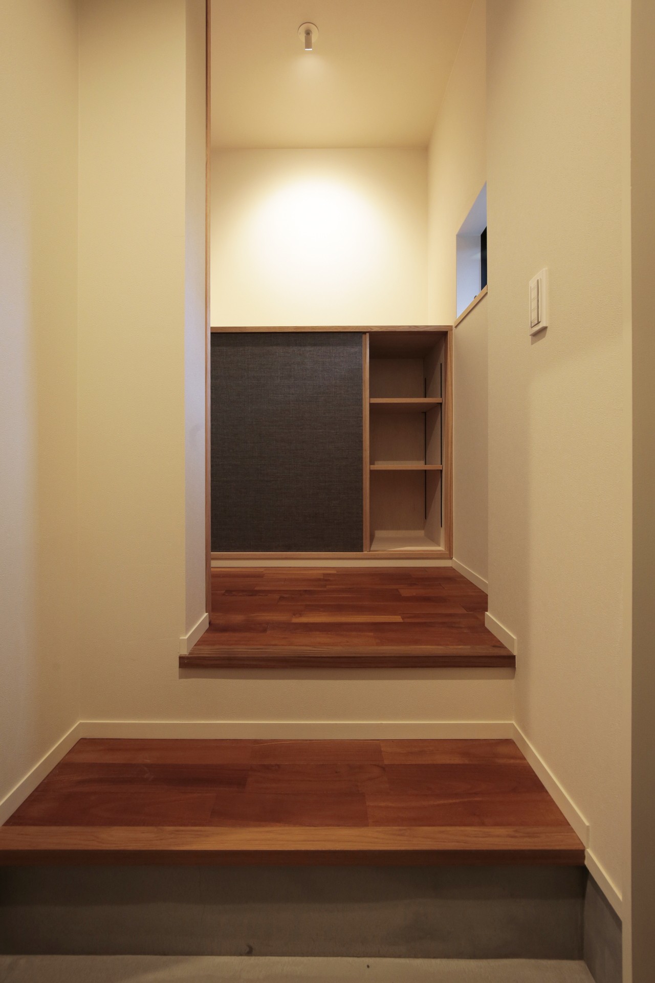 玄関事例：玄関から廊下へ（西京区の小さな家／職住一体の、終の棲家）