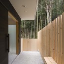 竹林の中に佇む住まい「五月丘の家」の写真 玄関