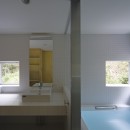 竹林の中に佇む住まい「五月丘の家」の写真 洗面　浴室