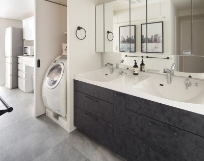 ゆったりとした洗面スペースで快適 (ホテルのように心地良い住まいを保つため、暮らしやすさ8割にオシャレが2割。)