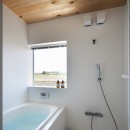 シンプルな平屋の「草津のコートハウス」の写真 心地よい清潔感のある浴室