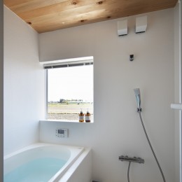 シンプルな平屋の「草津のコートハウス」 (心地よい清潔感のある浴室)