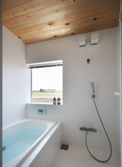 心地よい清潔感のある浴室 (シンプルな平屋の「草津のコートハウス」)