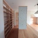 戸建リノベーション『SOHOと書庫のある家』の写真 リビング・本棚