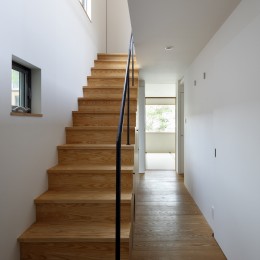 高台に建つコートハウス「花屋敷の住居」 (階段)