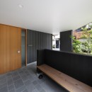 立体的な外部空間のある家　「山坂の家」の写真 玄関ポーチ