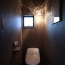木陰でゆったり暮らす家の写真 内装を暗くしたトイレは第三のおこもり空間