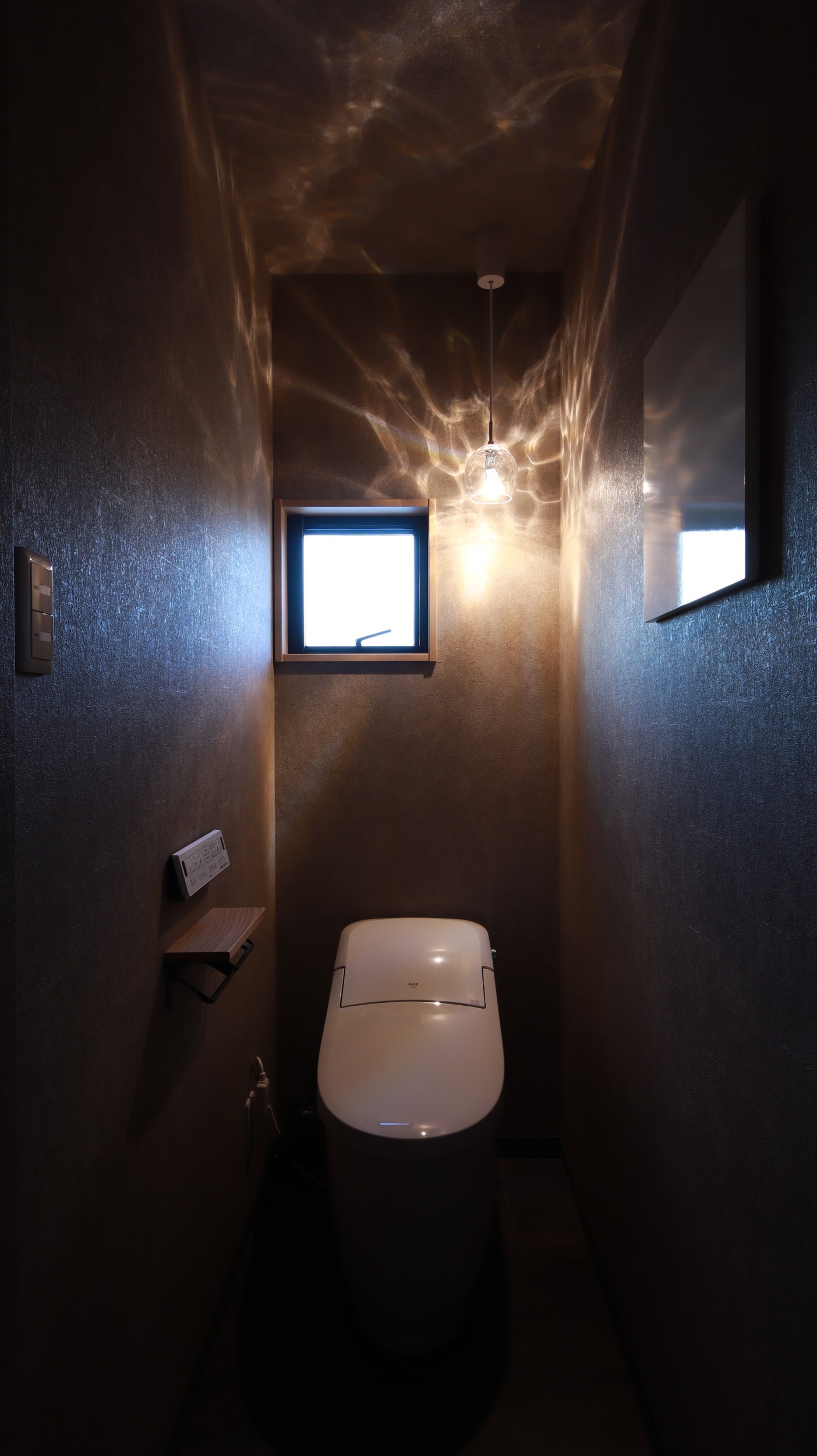 バス/トイレ事例：内装を暗くしたトイレは第三のおこもり空間（木陰でゆったり暮らす家）