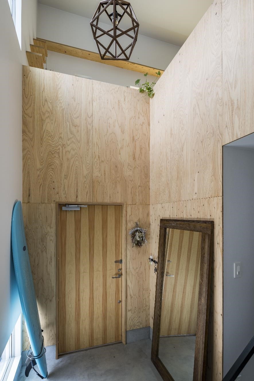 玄関と吹き抜け Comada 快適に住まう家 玄関事例 Suvaco スバコ