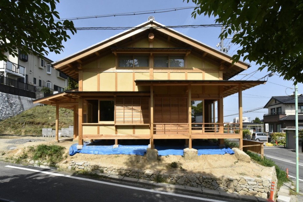 名古屋の石場建て (真壁の外観。木製建具と廻り縁。)