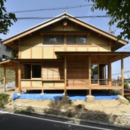 名古屋の石場建て (真壁の外観。木製建具と廻り縁。)