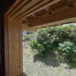 名古屋の石場建て (小屋裏の庇と木製建具)