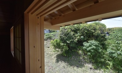 名古屋の石場建て (小屋裏の庇と木製建具)