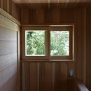 名古屋の石場建ての写真 大壁板貼りと木製建具。