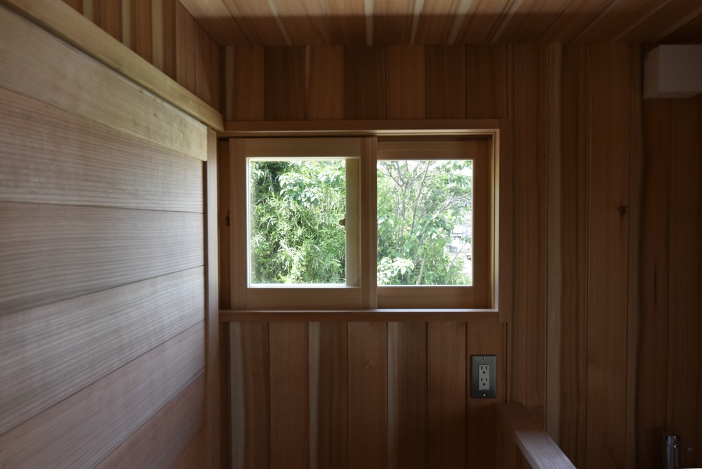 バス/トイレ事例：大壁板貼りと木製建具。（名古屋の石場建て）