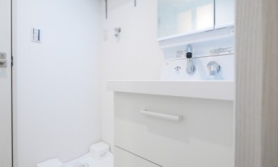 洗面室｜グレーの壁のコンパクトな1LDK