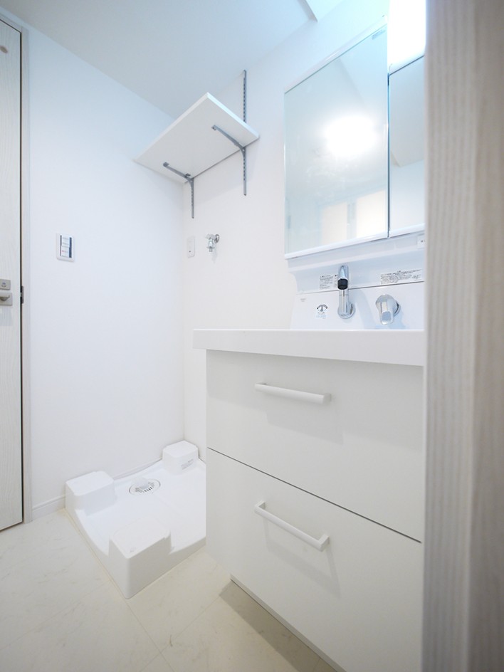 バス/トイレ事例：洗面室（グレーの壁のコンパクトな1LDK）